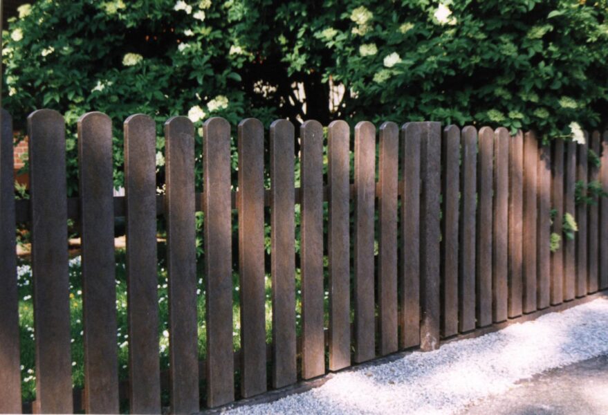 Hekwerk samengesteld met hekwerk planken, hekwerk latten en hekwerk palen